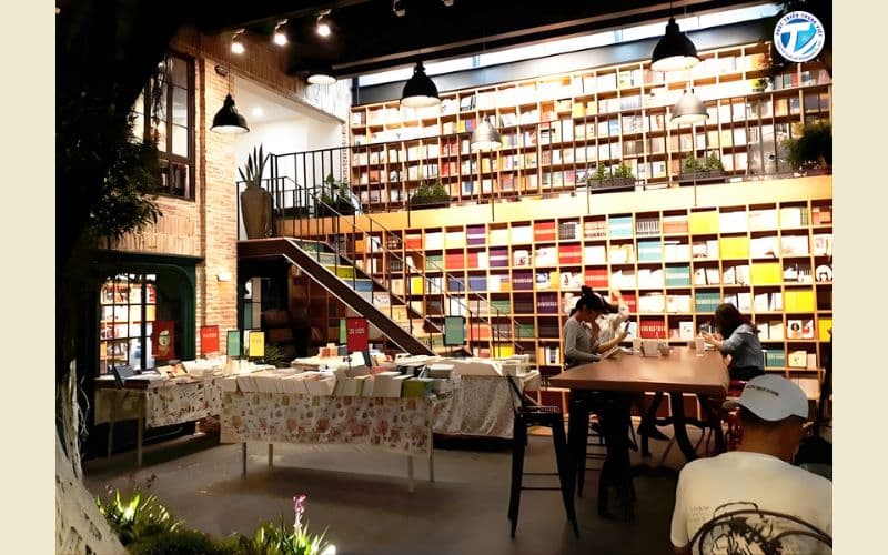 Bạn có thể ghé các quán café sách gần nhà sách lớn